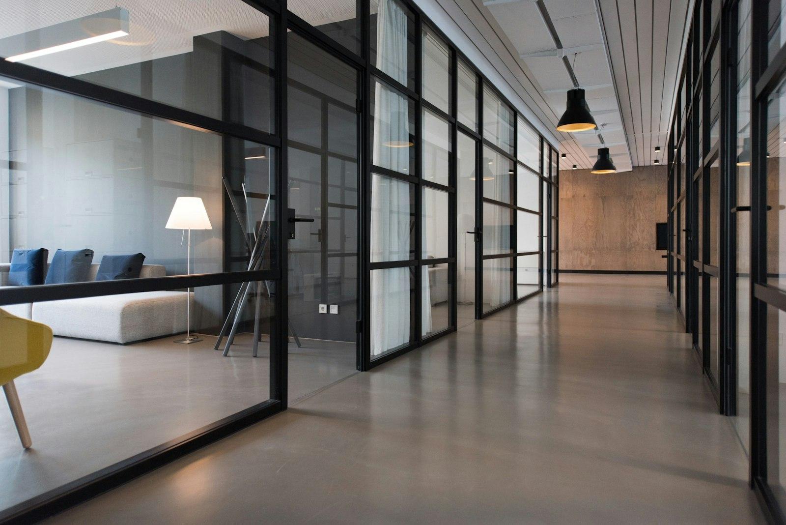 Flexible commercial workspace with glass partitions